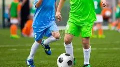 《利物浦荣耀归来：阿隆索受欢迎，阿诺德遭遇球迷双重态度》