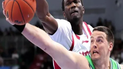 拜仁二月最佳球员花落奥利塞，球场风云激荡，技艺超群！